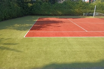 kort tenisowy po czyszczeniu – przywrócony kolor i estetyczny wygląd nawierzchni