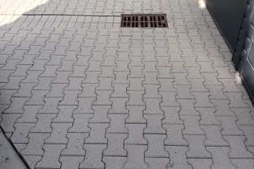 czysta kostka brukowa po myciu ciśnieniowym – odświeżona nawierzchnia przy budynku