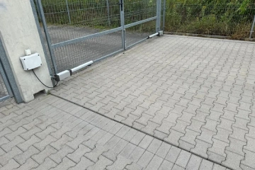 kostka brukowa po czyszczeniu ciśnieniowym – usunięte zabrudzenia przy bramie