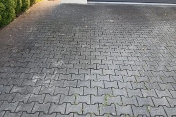 kostka brukowa przed czyszczeniem – ciemne zabrudzenia na nawierzchni przy tarasie