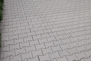 kostka brukowa po myciu ciśnieniowym – oczyszczona nawierzchnia przy tarasie