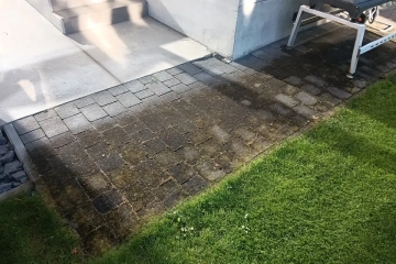 zabrudzona kostka brukowa przy wejściu na taras – powierzchnia przed czyszczeniem
