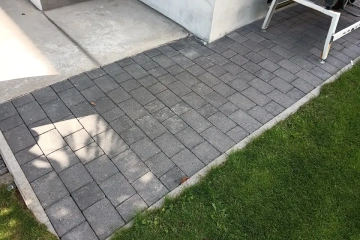 czysta kostka brukowa po czyszczeniu – odświeżona nawierzchnia wokół tarasu
