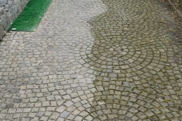 kostka granitowa w trakcie czyszczenia – widoczny efekt przed i po myciu.webp