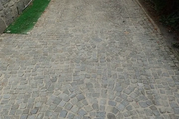 czysta kostka granitowa po myciu ciśnieniowym – usunięte osady i zabrudzenia