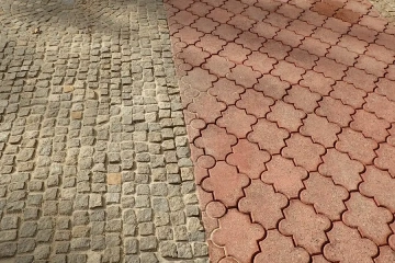 kostka brukowa w trakcie mycia ciśnieniowego – wyraźna granica czystej powierzchni