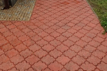 czysta kostka brukowa po myciu – odświeżony podjazd i usunięte zabrudzenia