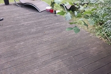 taras drewniany przed czyszczeniem – deski z szarym nalotem i zabrudzeniami