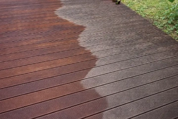 taras drewniany w trakcie czyszczenia – widoczny efekt przed i po myciu desek.webp