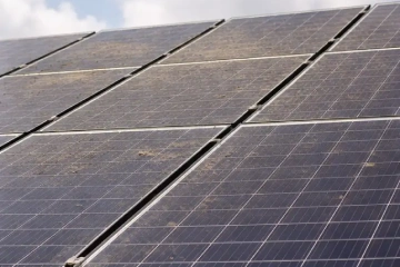 panele fotowoltaiczne przed myciem – widoczne zabrudzenia na powierzchni modułów PV