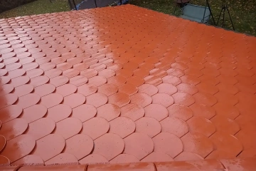 czysty dach po myciu ciśnieniowym – usunięty mech, porosty i wieloletnie zabrudzenia