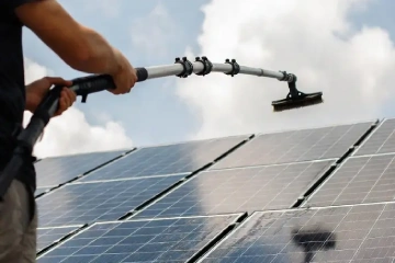 mycie paneli fotowoltaicznych w trakcie pracy – czyszczenie modułów PV na dachu.webp