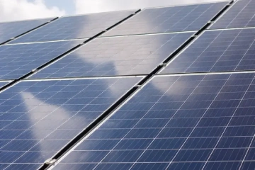 czyste panele fotowoltaiczne po myciu wodą zdemineralizowaną – powierzchnia bez smug