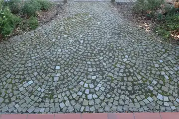 silnie zabrudzona kostka granitowa przed myciem