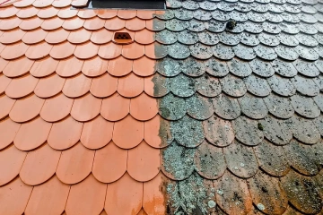 dach w trakcie mycia ciśnieniowego – widoczny efekt przed i po czyszczeniu połaci.webp