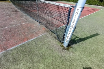 zabrudzony kort tenisowy ze sztucznej trawy – powierzchnia przed czyszczeniem