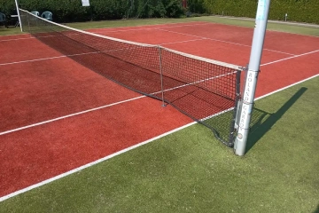 czysty kort tenisowy po myciu – odświeżona nawierzchnia ze sztucznej trawy